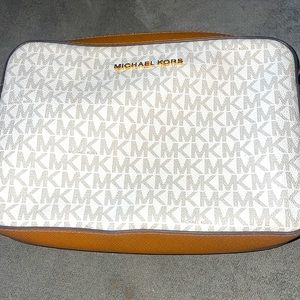 Micheal kors bag nice and in good conditions